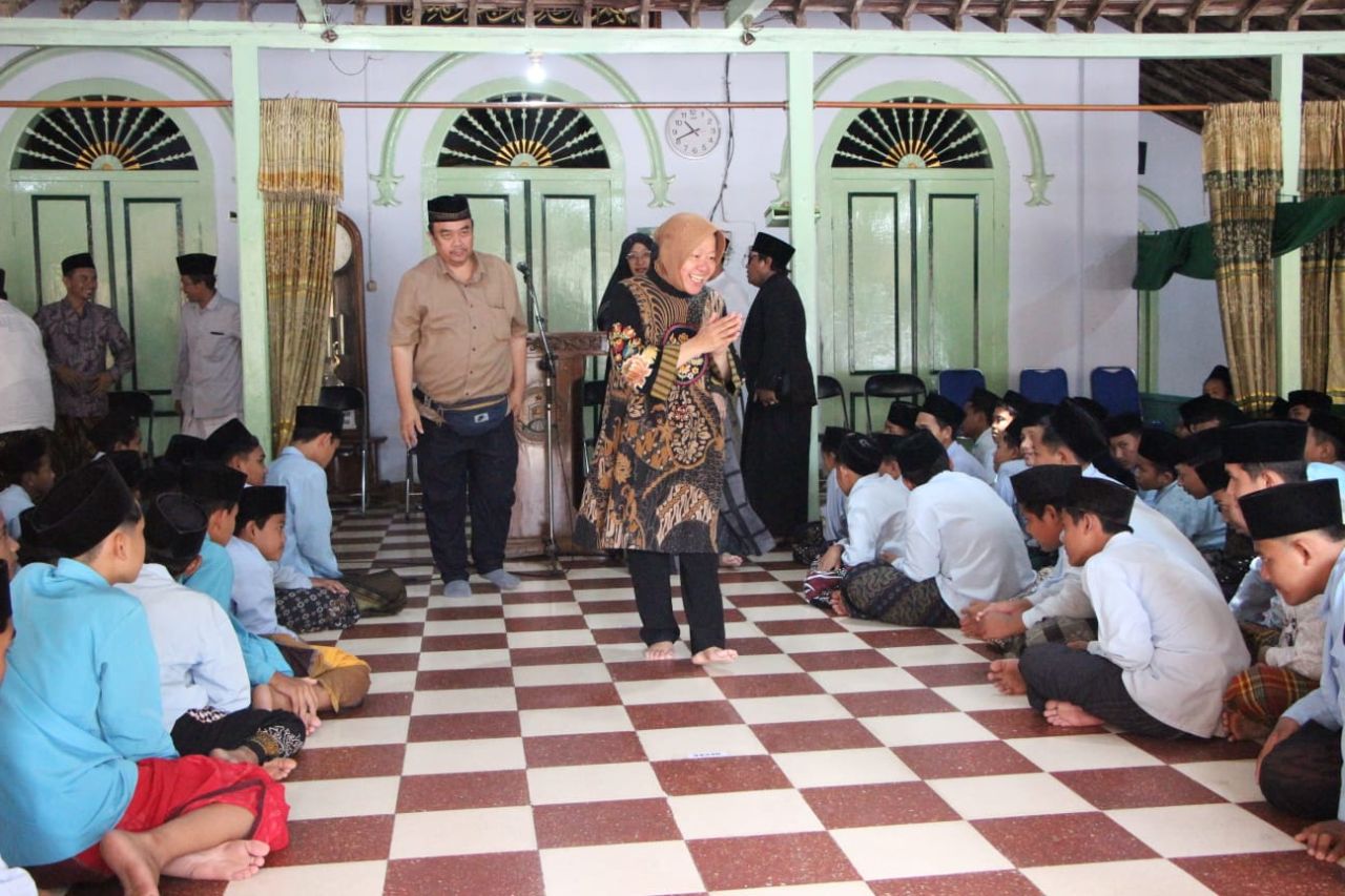 Di Pesantren Mambaul Hikam Blitar, Cagub Jatim Risma&nbsp;Janji&nbsp;Tingkatkan Kesejahteraan Guru dan Santri