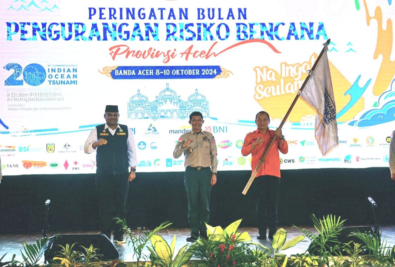 Terima Pataka dari BNPB, Jawa Timur Tuan Rumah Peringatan Bulan PRB Tahun 2025