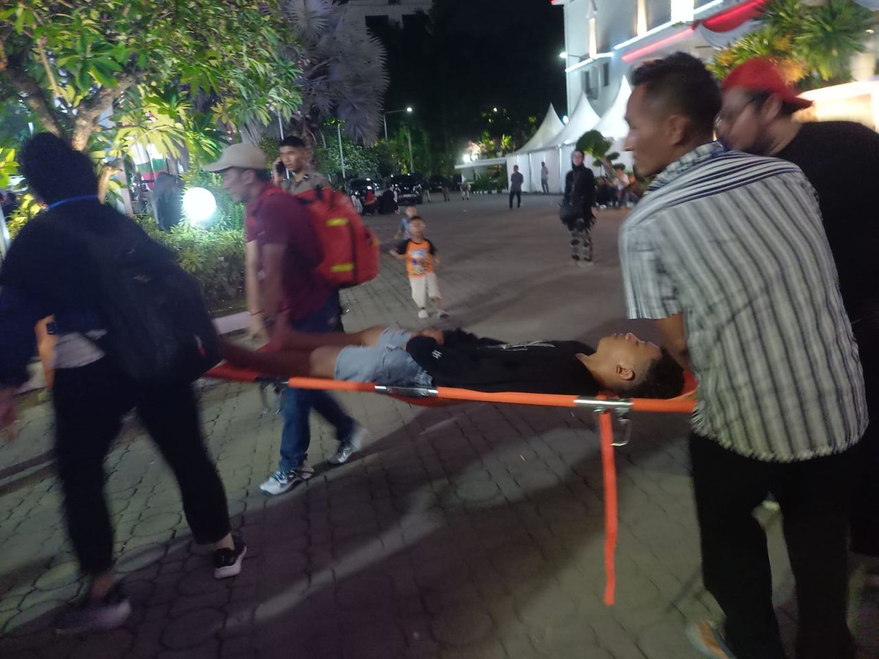 Jauh dari Tagline 'Seneng Bareng', Puluhan Orang Lemas dan Pingsan di Kirab Maskot KPU Jatim
