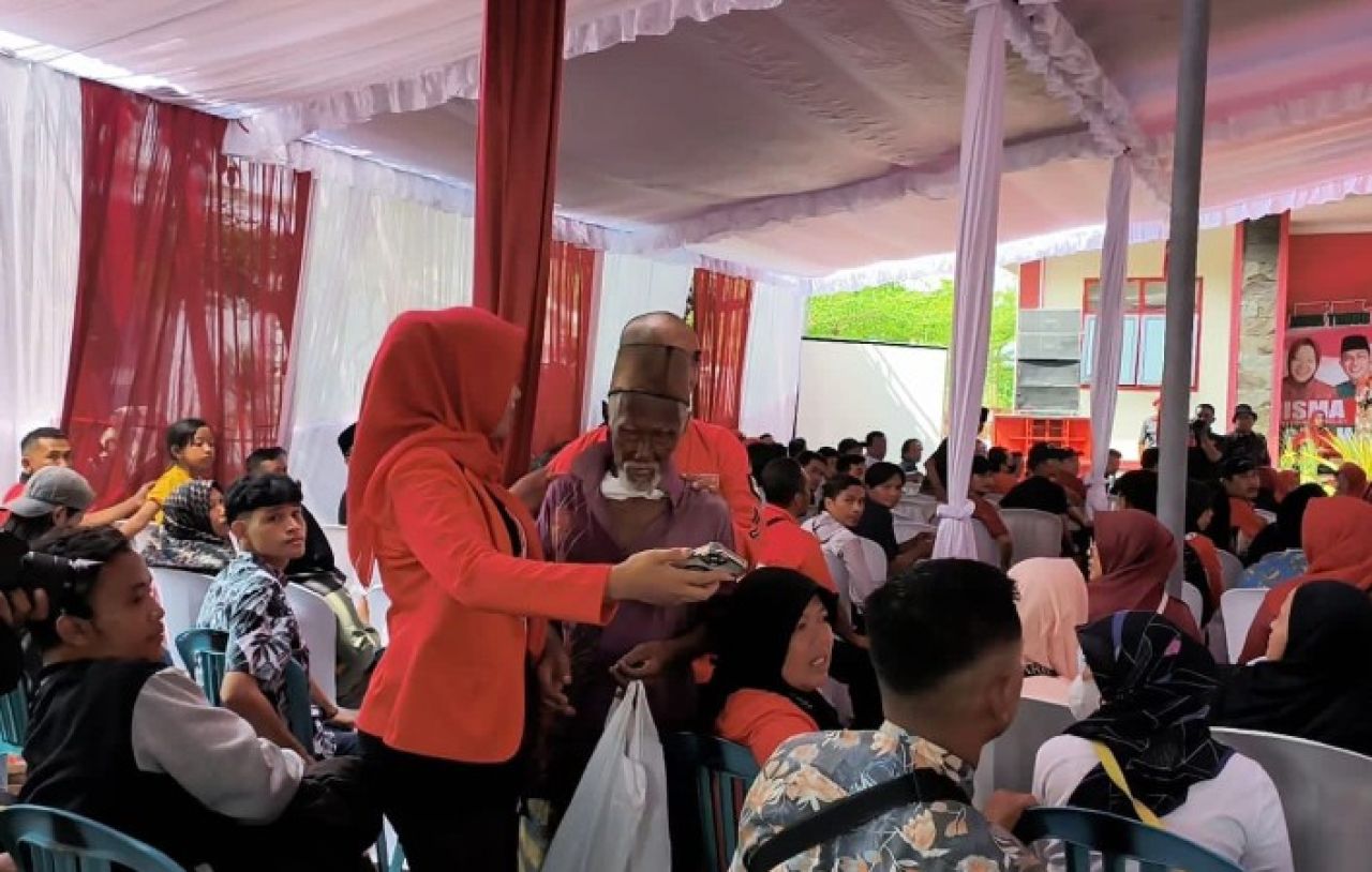 Risma Hentikan Pidato saat Kakek Berpakaian Lusuh Melintas, Perintahkan Ajudan Beri Bantuan