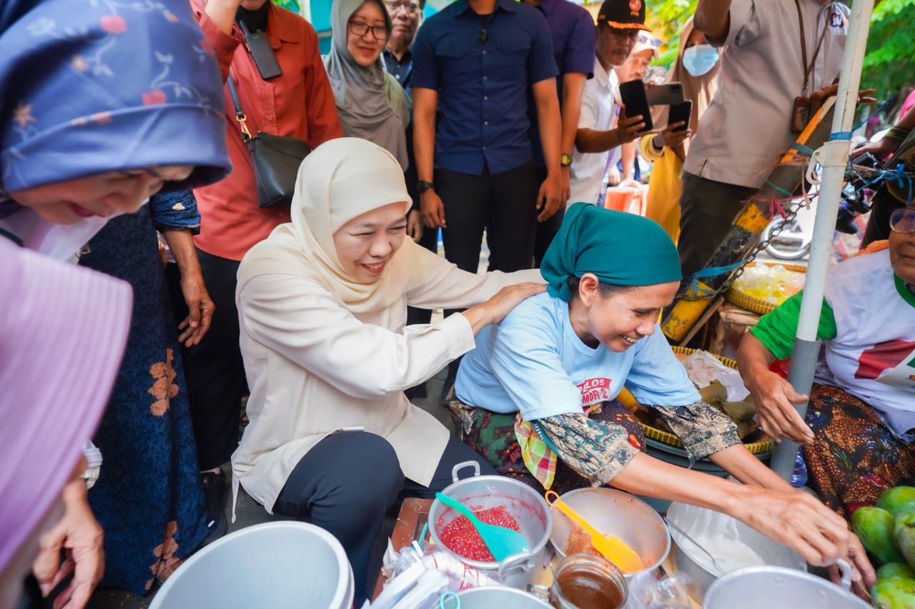 Pastikan Stok Bahan Pokok Aman di Pasar Baru Gresik, Khofifah Panen Dukungan dan Doa