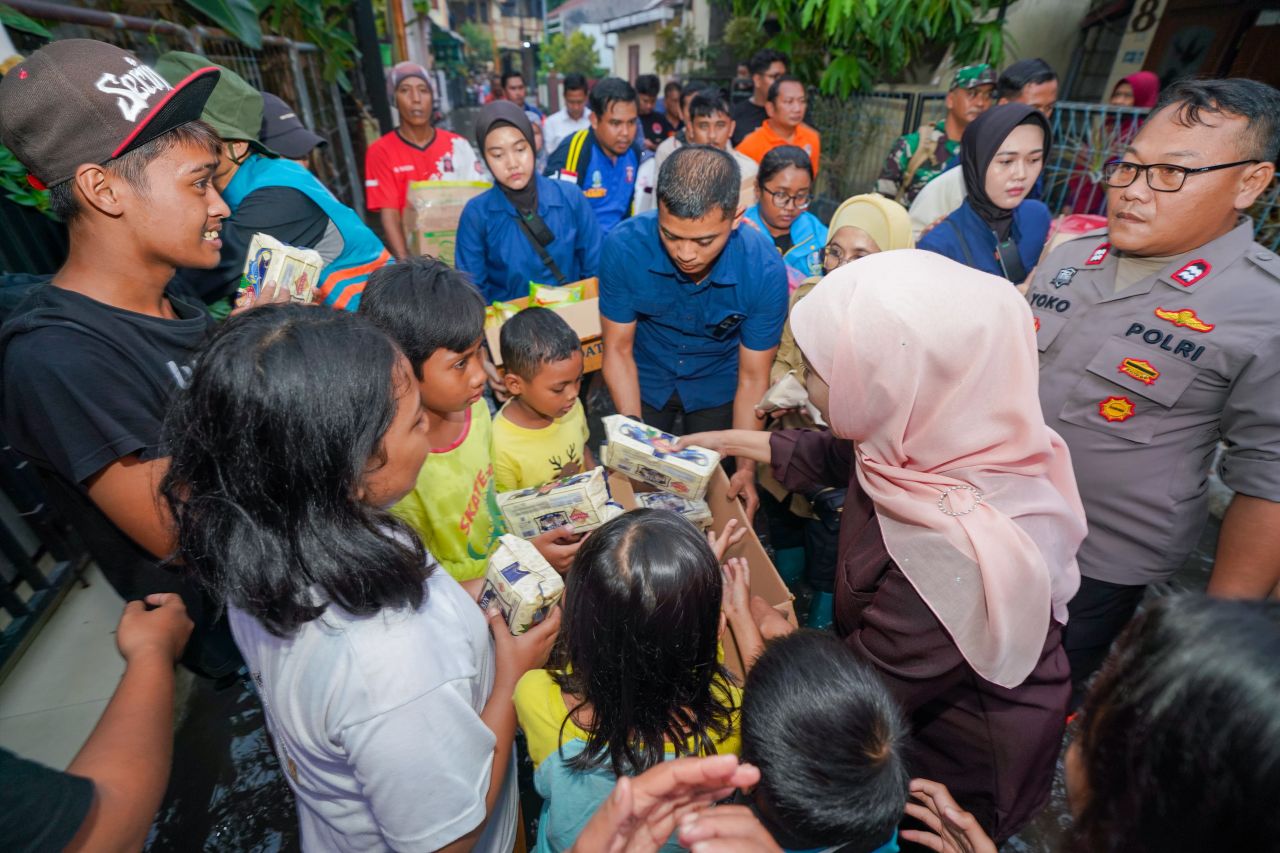 Khofifah Tinjau Banjir di Waru Sidoarjo, Berikan Solusi dan Salurkan Bantuan