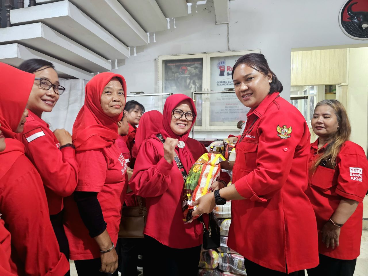 HUT ke-52, DPD PDI Perjuangan Jatim Bagikan Sembako untuk Warga Sekitar