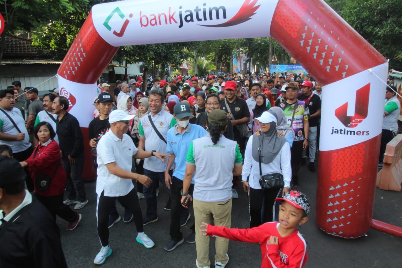 Ribuan Orang Ramaikan Jalan Sehat Bareng PWI Jatim