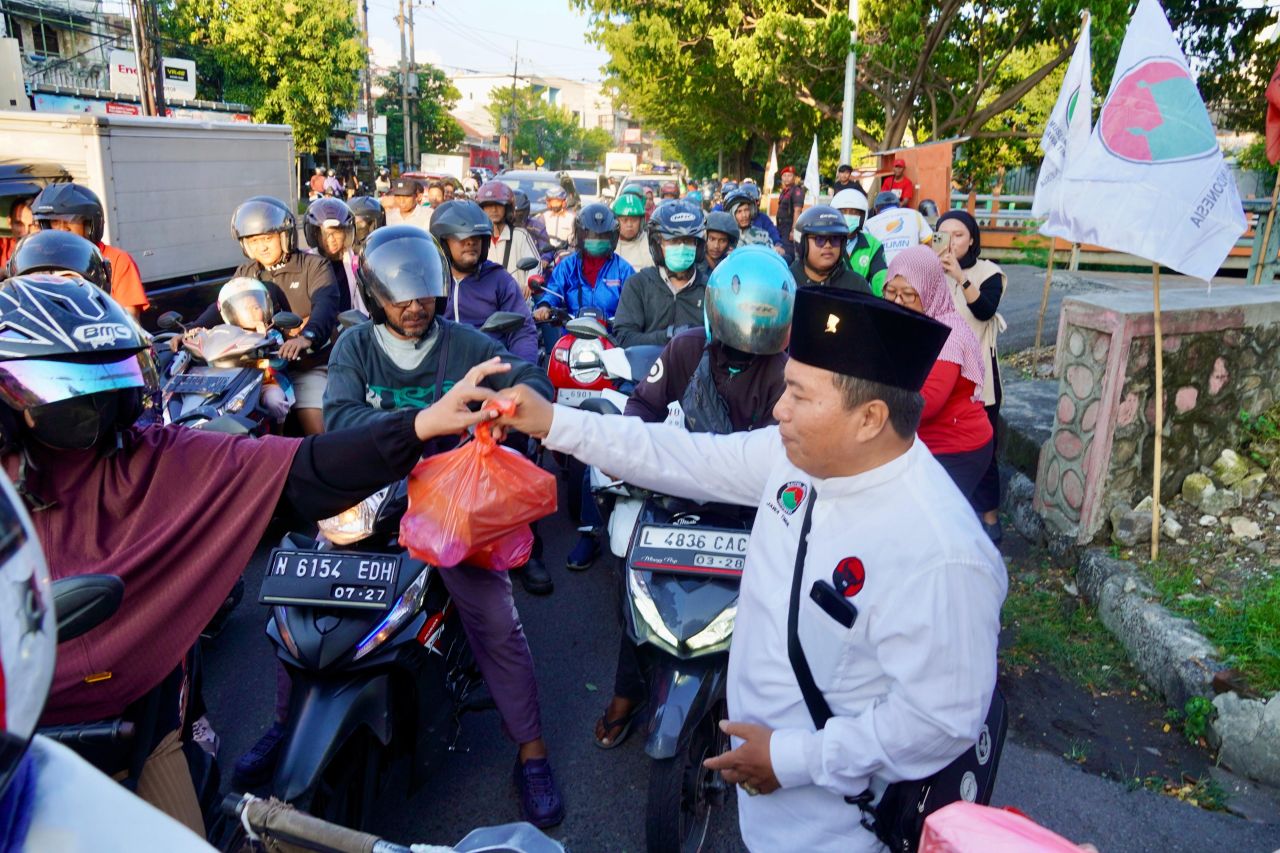 Tiap Hari Selama Ramadan PDI Perjuangan Jatim Bagikan 500 Paket Takjil