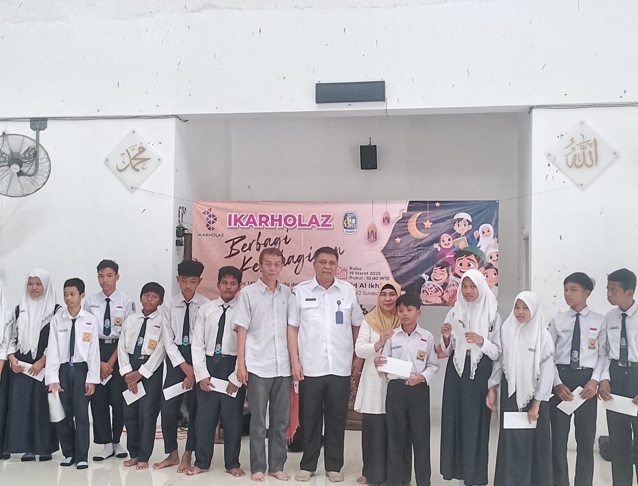 Ikarholaz Berbagi Kebahagiaan dengan Siswa dan Tenaga Harian SMPN 12 Surabaya
