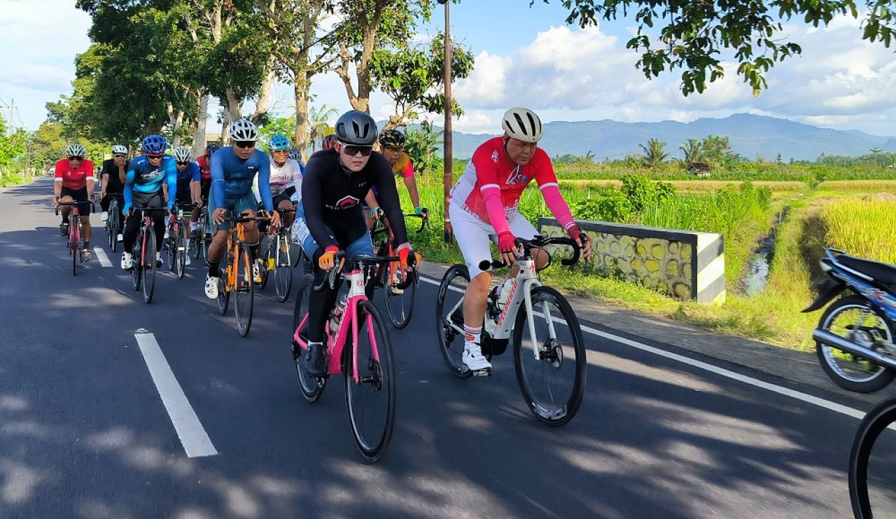 Ratusan Pesepeda Meriahkan Gowes Bareng Sahabat Dokter Agung di Banyuwangi