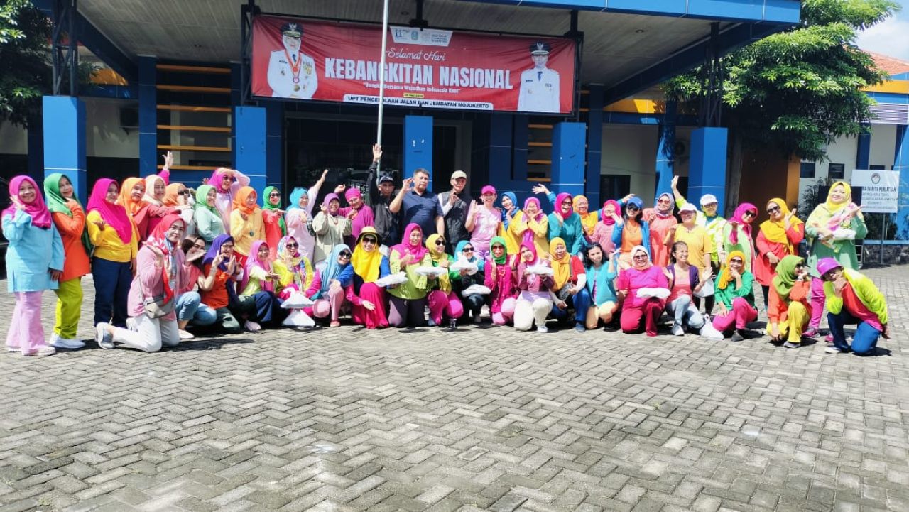 Line Dance Ikarholaz Ajak Anggotanya Refreshing ke Mojokerto