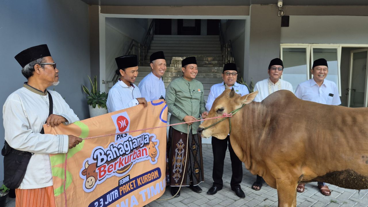 Eratkan Silaturahim Kuatkan Sinergi, PKS Serahkan Hewan Kurban ke PWNU, MUI, dan PWM