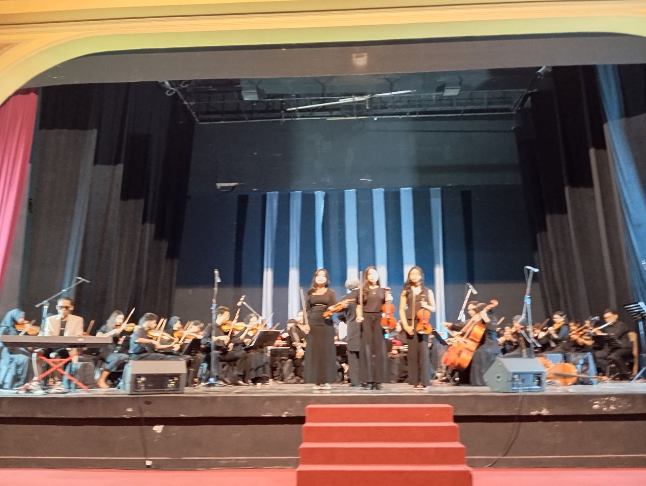 Kolaborasi POSS dan Bavisch Music School dalam konser Gado Gado Suroboyo. (Foto: Endang/portaltiga.com)
