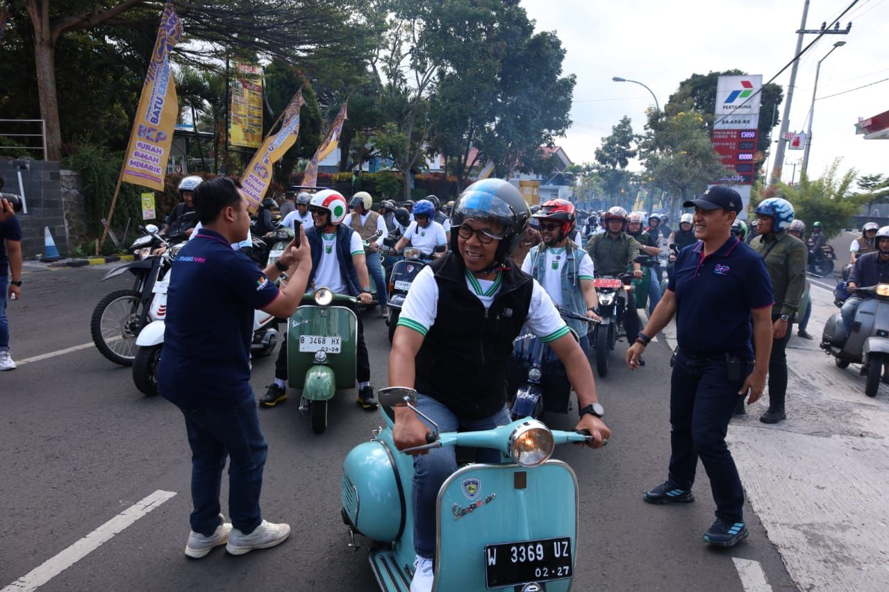 Wali Kota Batu&nbsp;Berskuter Ramaikan Pawai Obor Porprov Jatim 2025