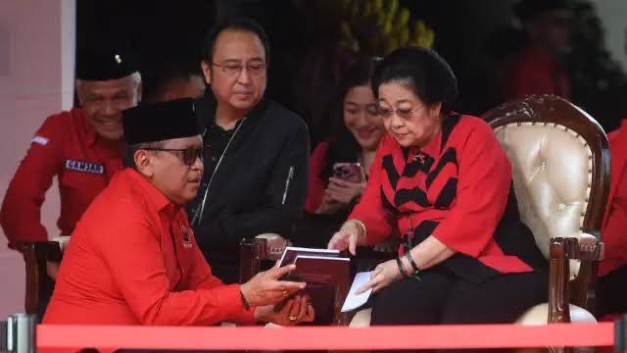 Sekjen PDIP Hasto Kristiyanto bersama Megawati Soekarnoputri