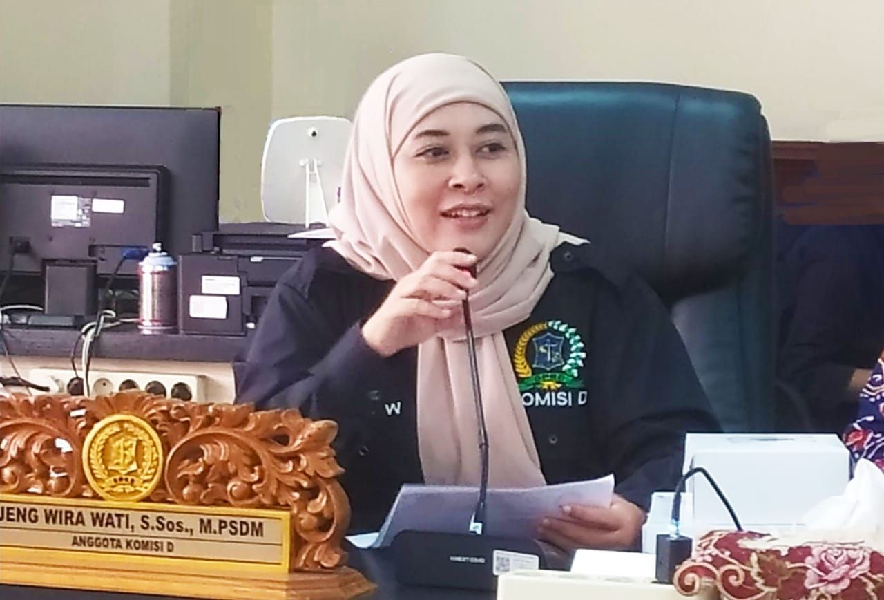 anggota komisi d dprd kota surabaya ajeng wira wati