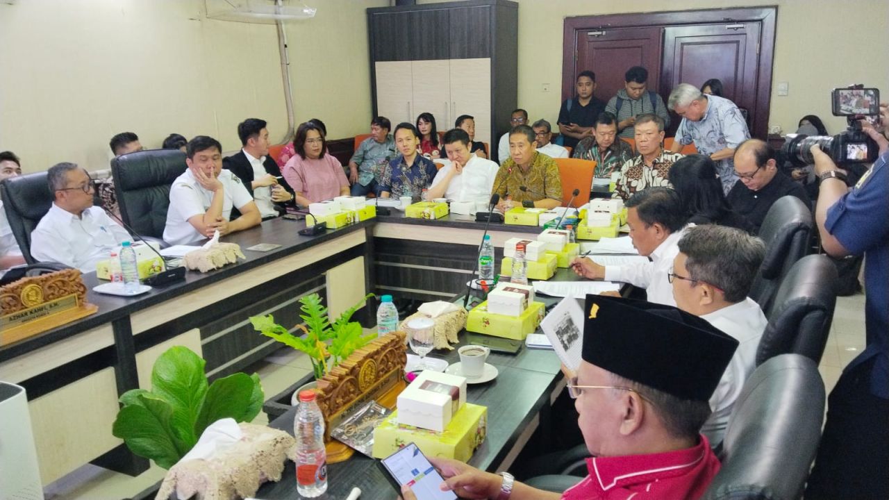 suasana rapat dengar pendapat antara Komisi A DPRD Kota Surabaya dengan PT SAS dan warga