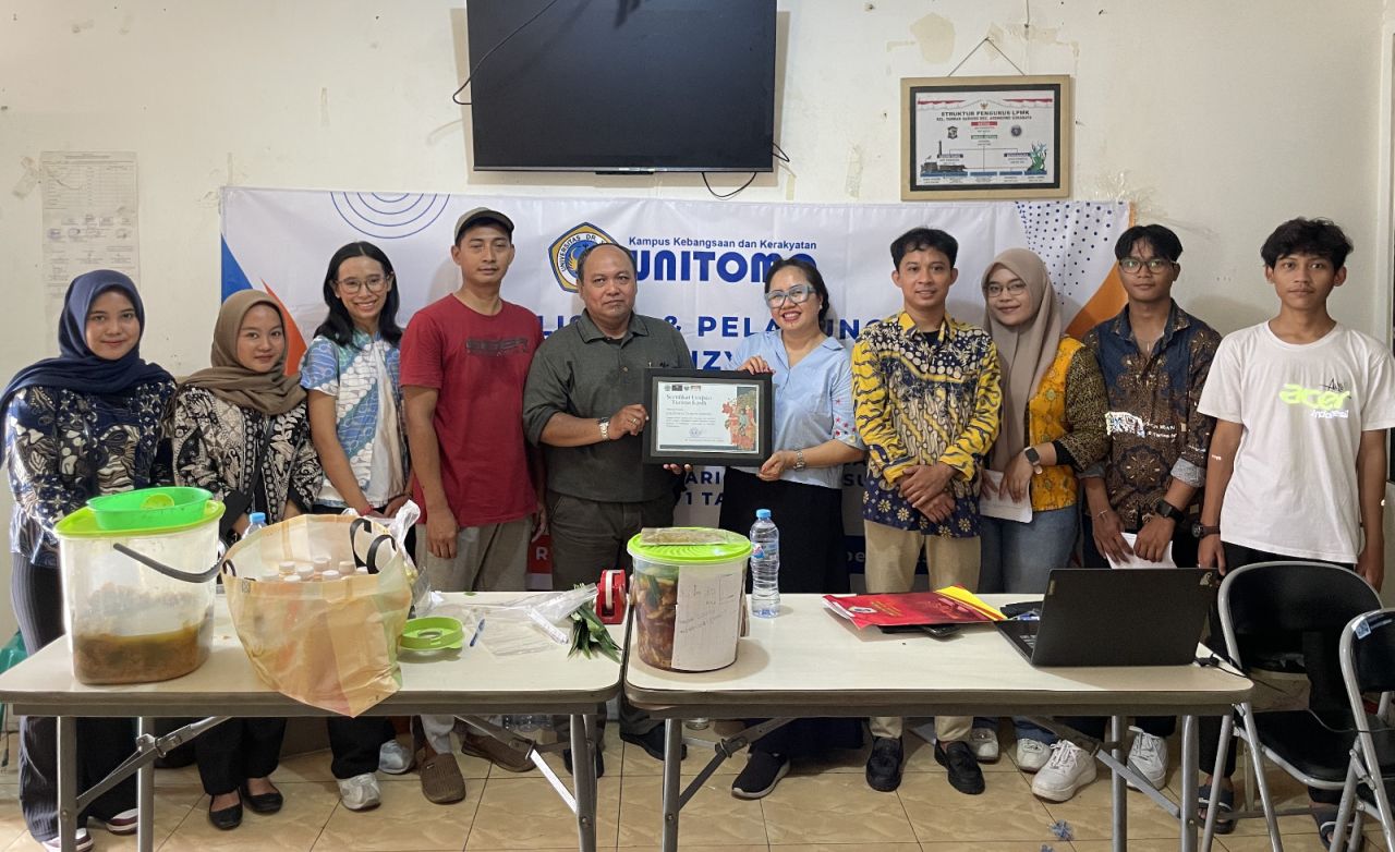 Dosen Unitomo Latih Warga Kampung Warna-Warni Greges Surabaya Olah Sampah Jadi Eco-Enzyme