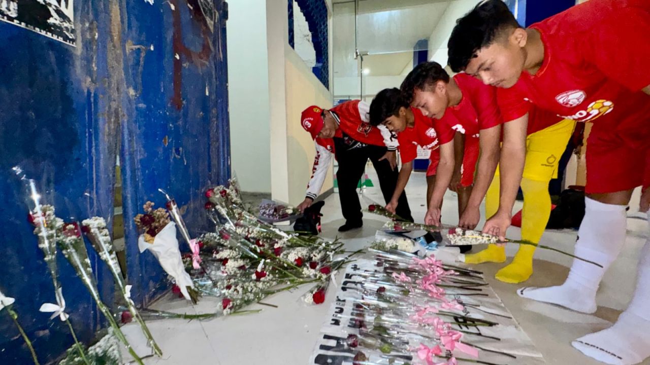 Kenang Tragedi Kanjuruhan, Seleksi Talenta Muda Banteng Jatim FC Diawali Tabur Bunga