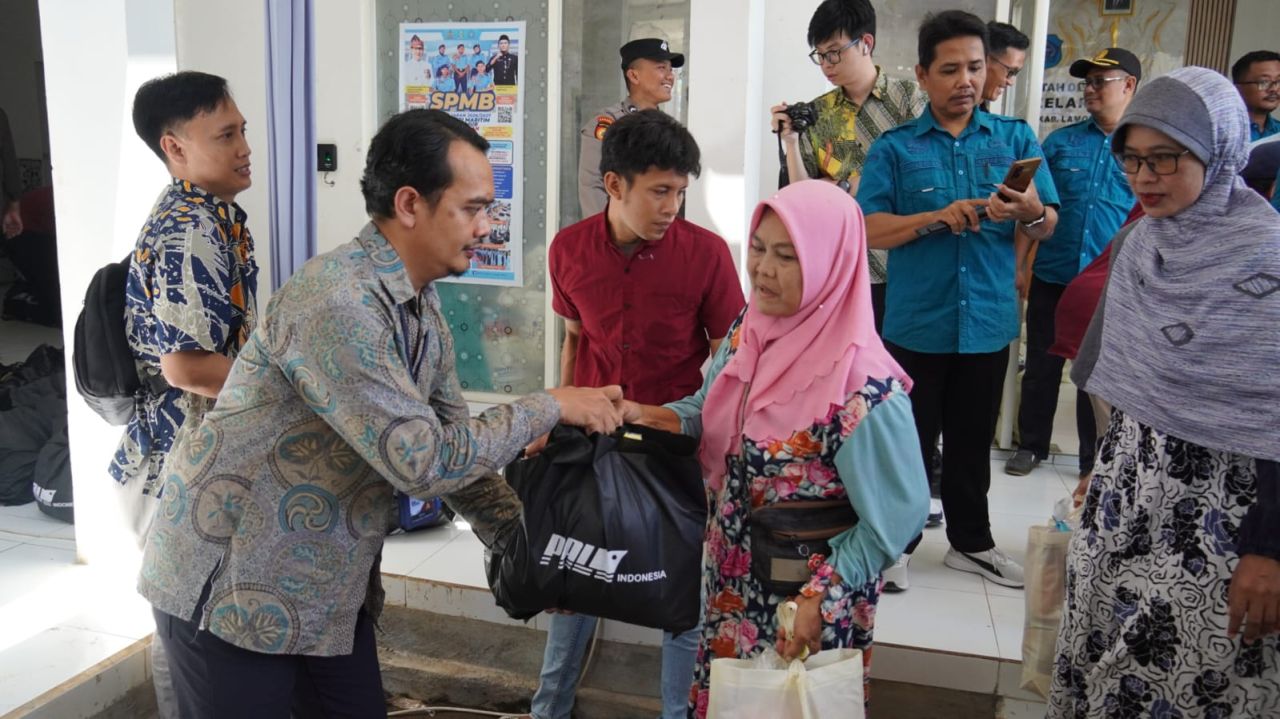 Ratusan Warga Pesisir Lamongan Terima Bantuan Sembako daro PT PAL Indonesia