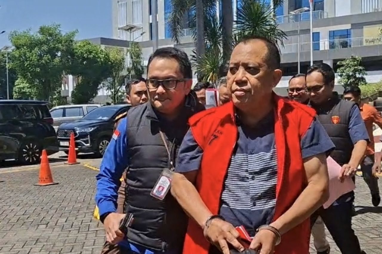 Kejati Tetapkan Kadis ESDM Aris Mukiyono Tersangka Pungli, DPRD Jatim Kritik Celah OSS