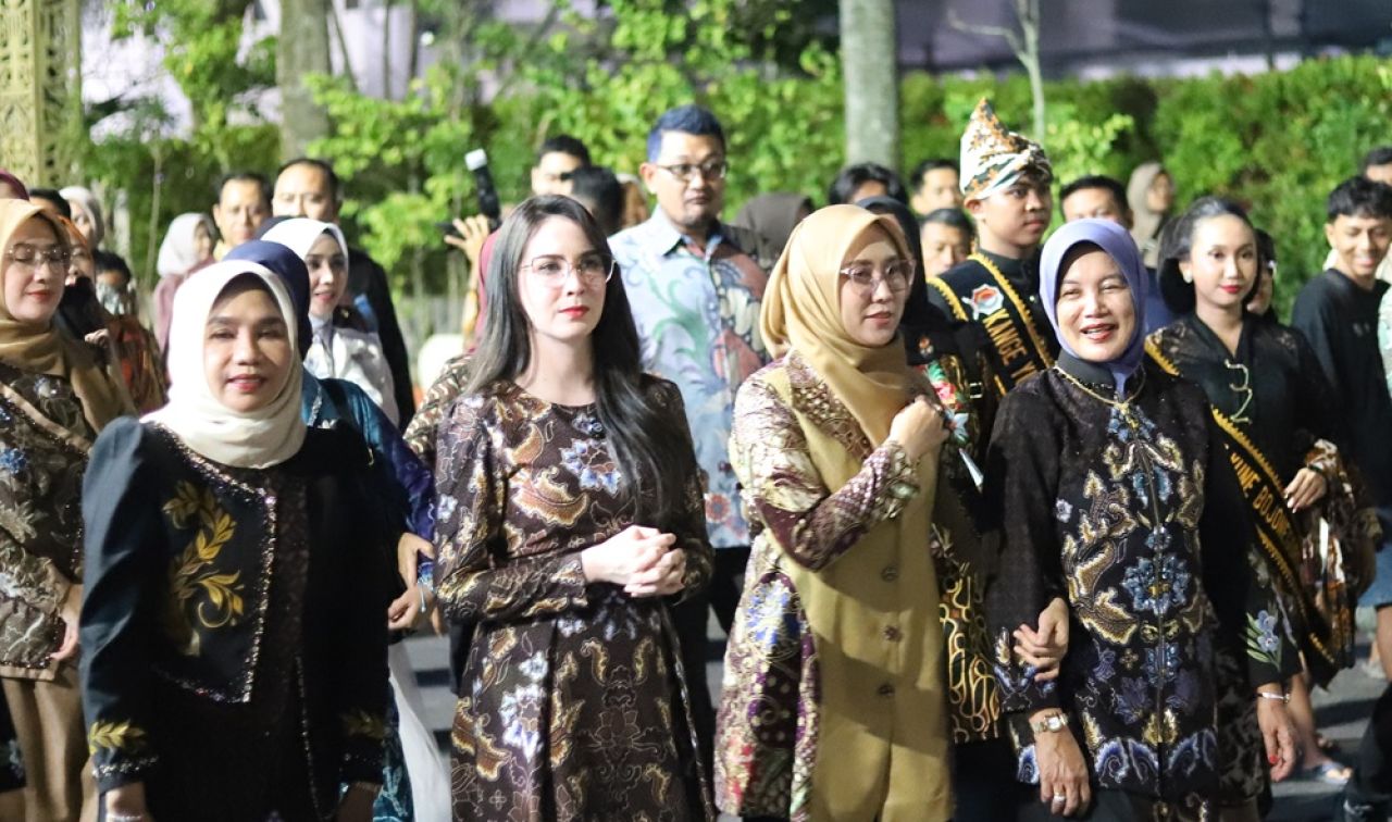 Ketua Dekranasda Jatim Arumi Bachsin bersama Wakil Ketua DPRD Jatim Sri Wahyuni saat menghadiri pembukaan BWBF. (Foto Hesti)