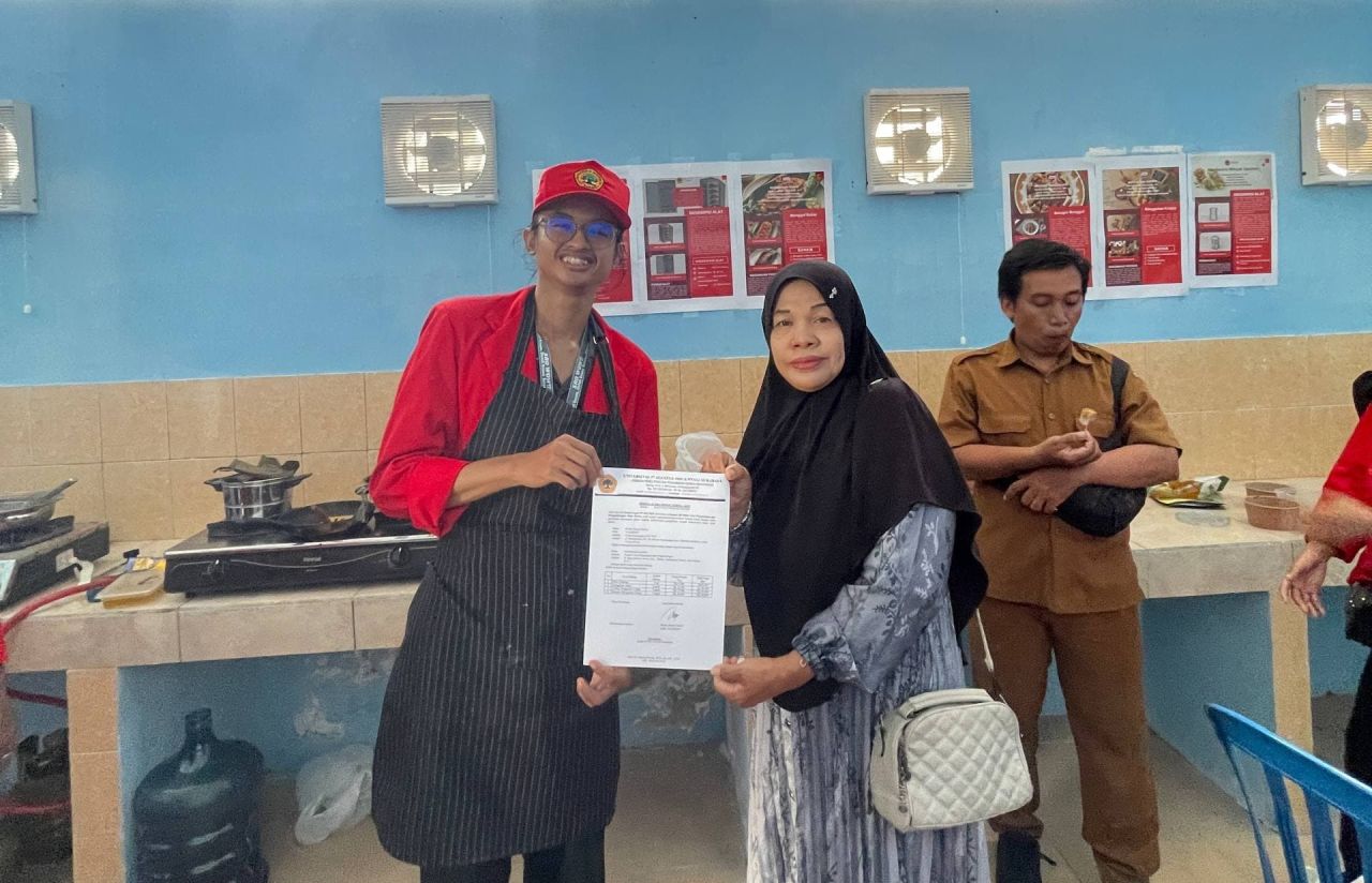 Mahasiswa Untag Surabaya saat memberikan pengrahan tentang pengolahan pupuk organik cair kepada warga