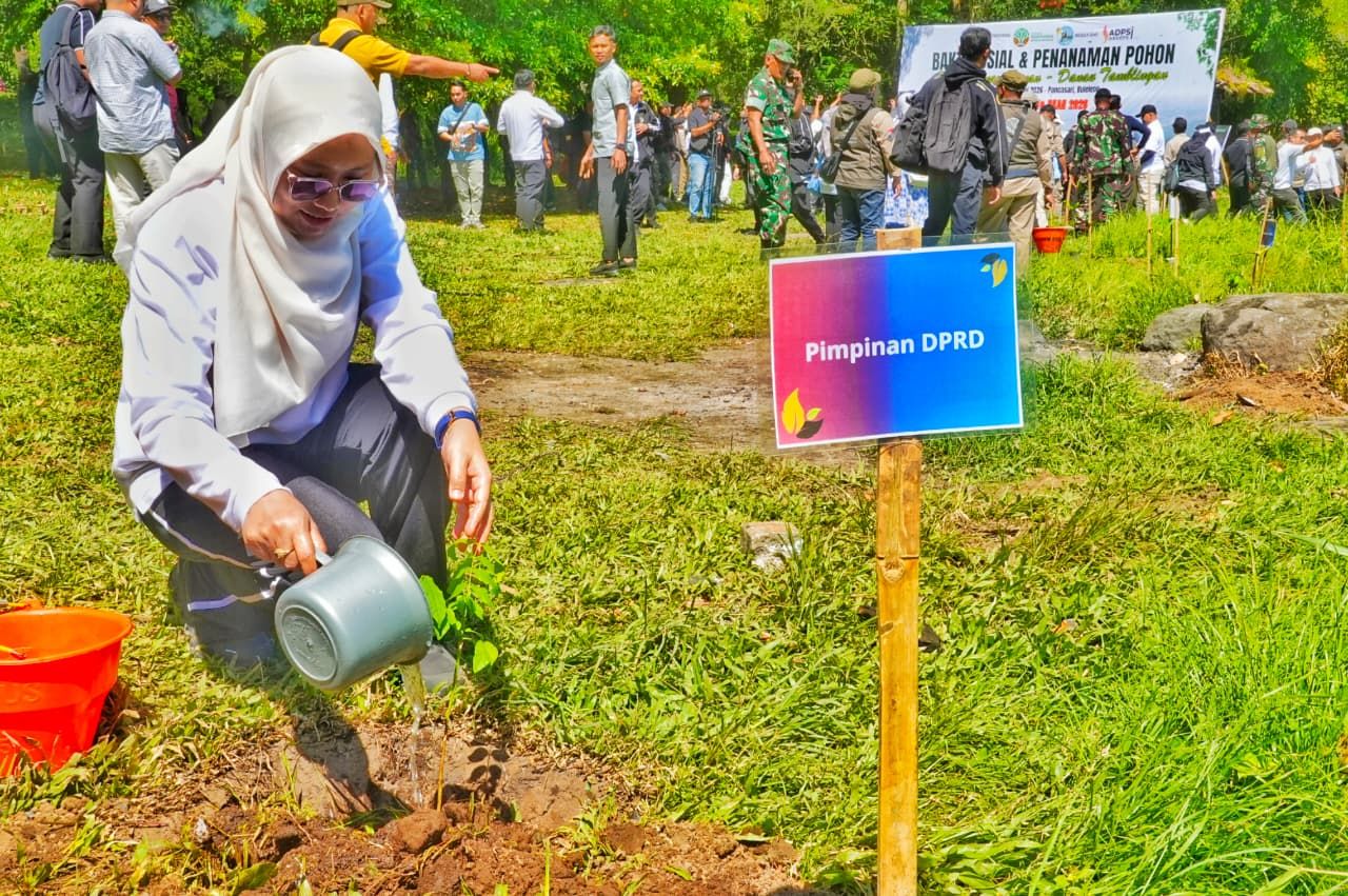 Wakil Ketua DPRD Jawa Timur, Sri Wahyuni menanam pohon di Danau Buyan. (Foto: Hesti for portaltiga.com)