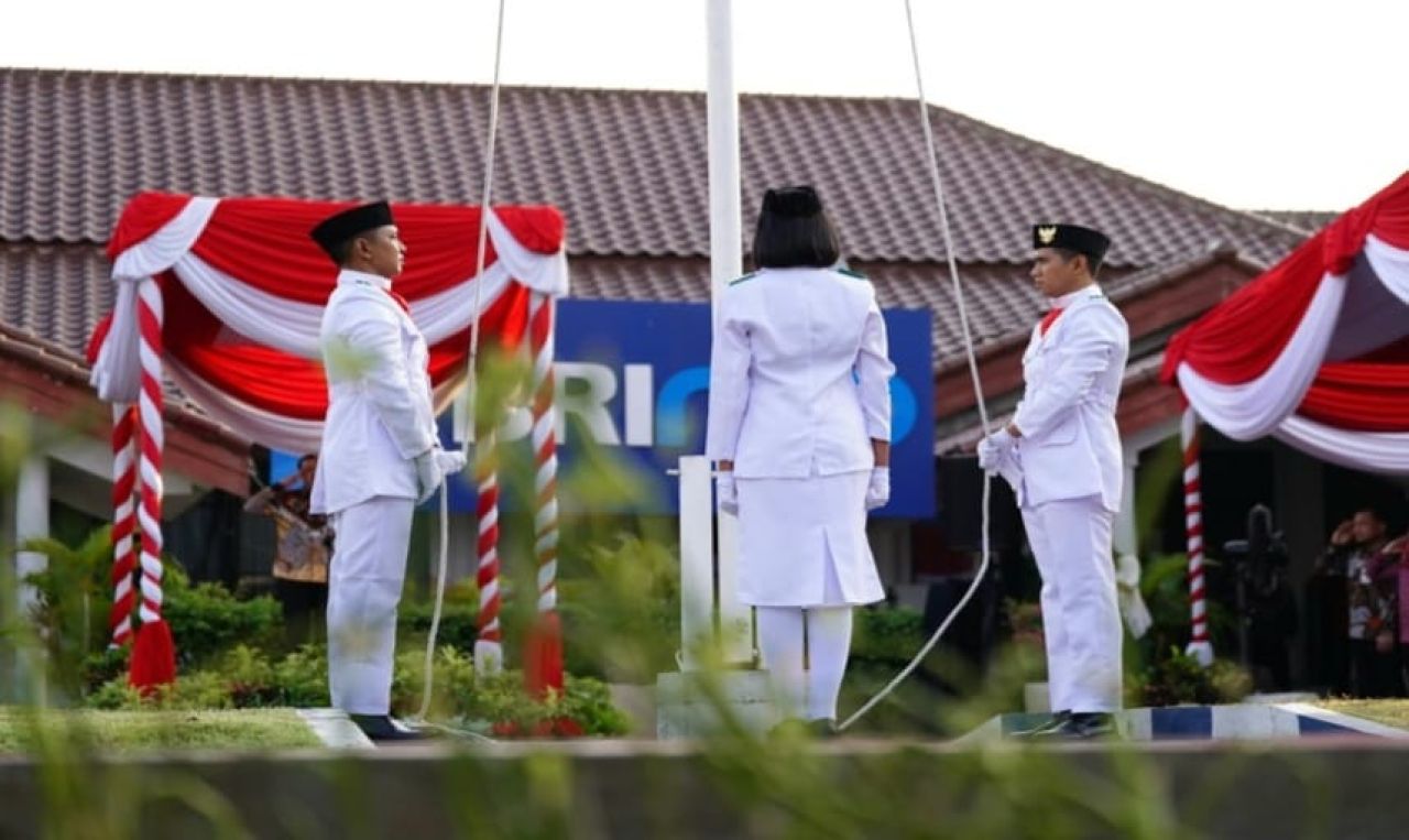 Pelaksanaan upacara bendera di Lapangan Upacara BRI Campus Surabaya