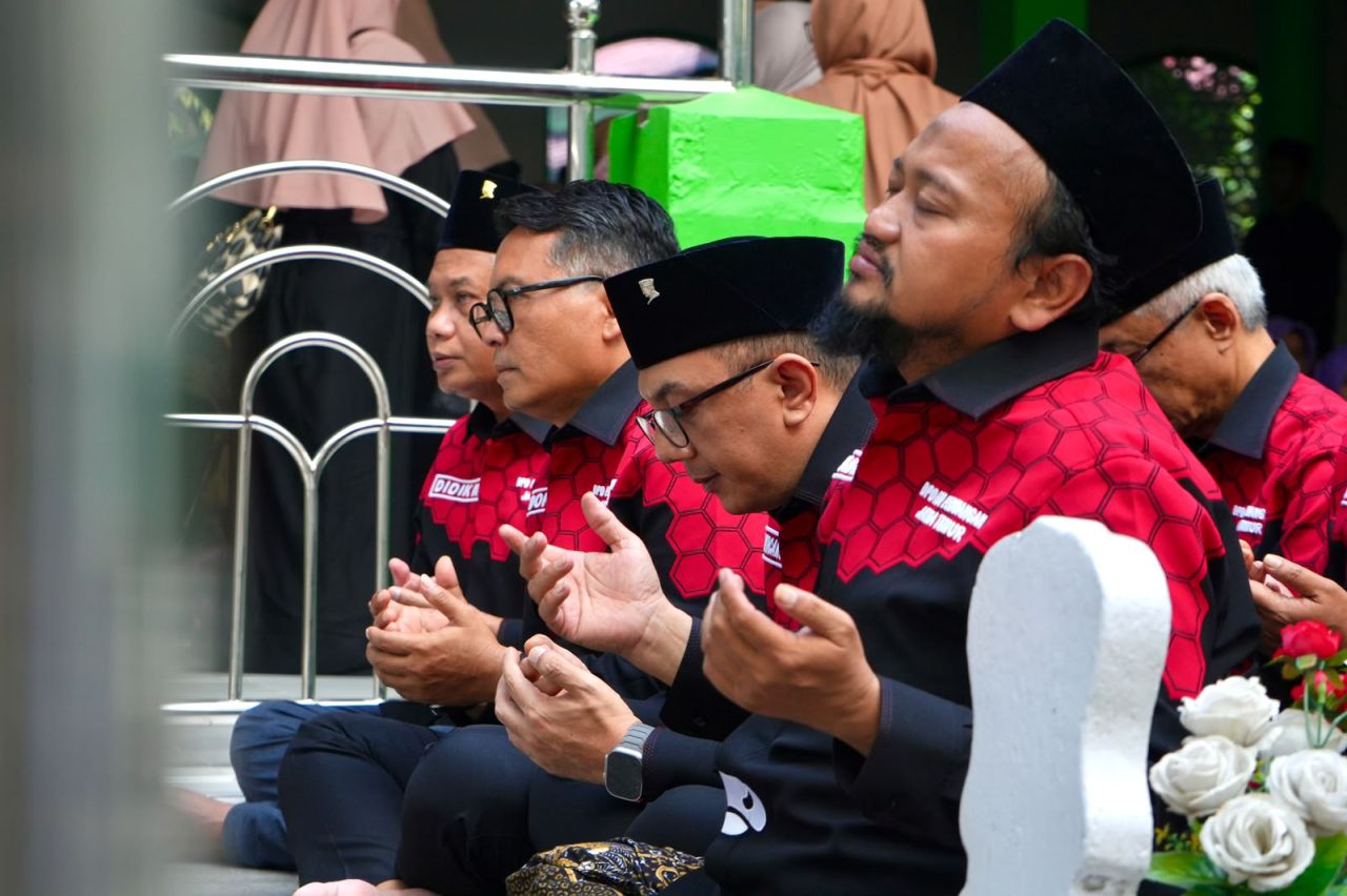 Jelang Muktamar ke-35 NU, PDI Perjuangan Jatim Ziarah ke Mbah Wahab, Mbah Hasyim dan Gus Dur