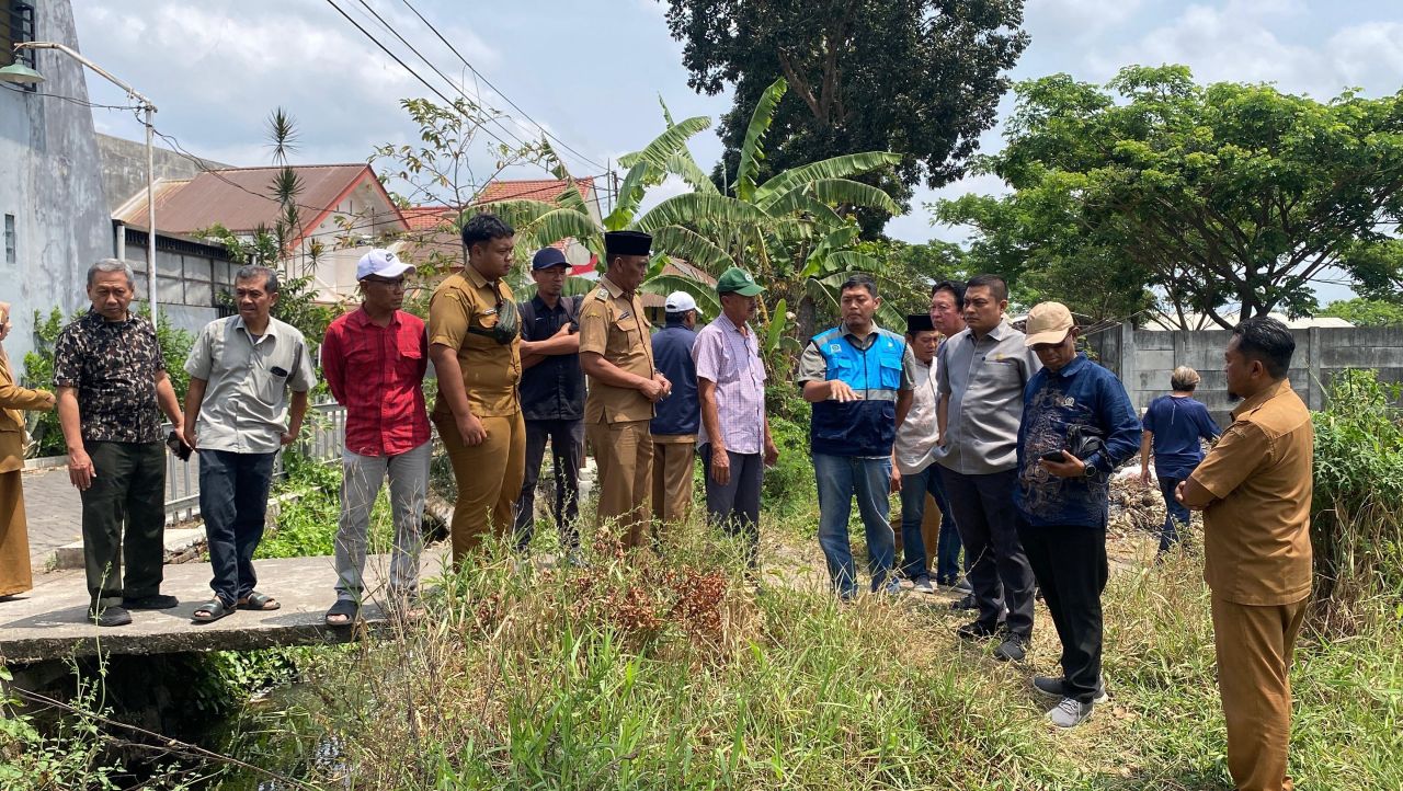 Puguh Wiji Pamungkas bersama jajaran UPT PUSDA Jatim, PUSDA Kabupaten Malang, anggota DPRD Kabupaten Malang, Kepala Desa Sekarpuro dan tokoh masyarakat meninjau kondisi saluran. (Foto: Ist)