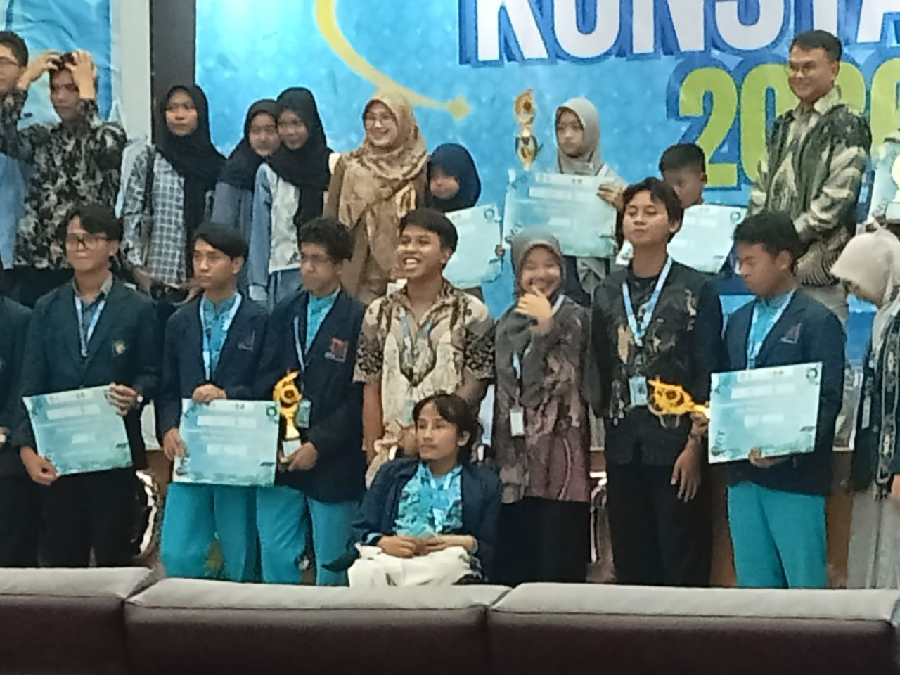 Dua Tim SMAMX Raih The Best Paper dan The Best Poster di Lomba Esai Fisika Unesa 2026