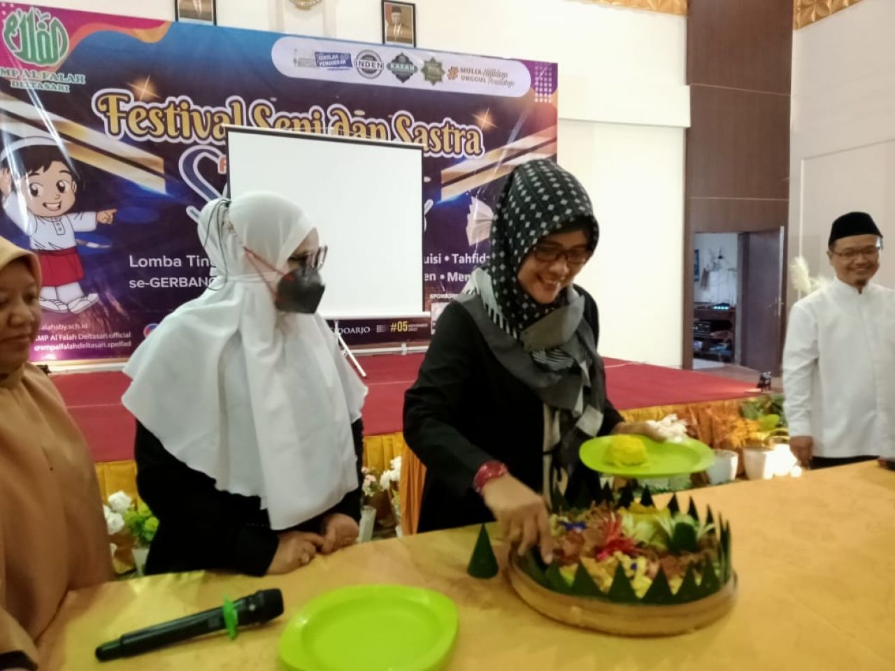 Kejutan Siswa SMP Al Falah Deltasari Sidoarjo untuk Guru