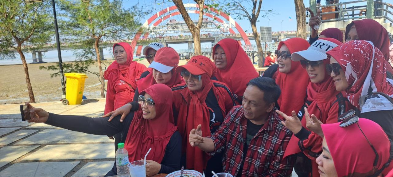 Emak-emak Simpatisan Ganjar Pranowo Ingin UMKM Kawasan Pesisir Surabaya Tumbuh