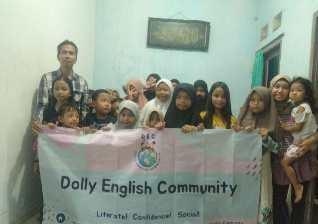 Dolly English Community Ajari Anak Bahasa Inggris di Bungurasih